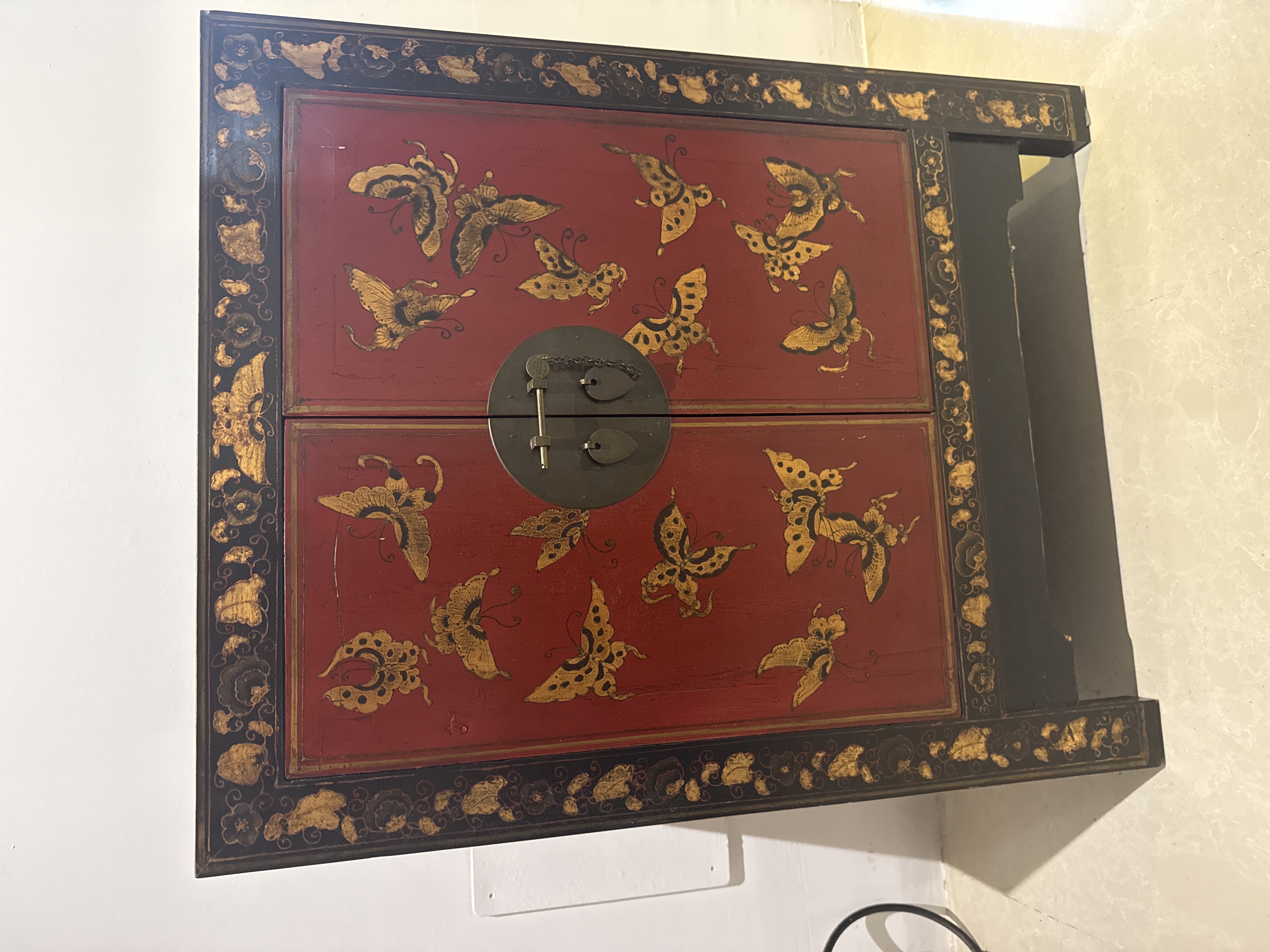 Auténtico mueble importado de China con pintura y lacado antiguo