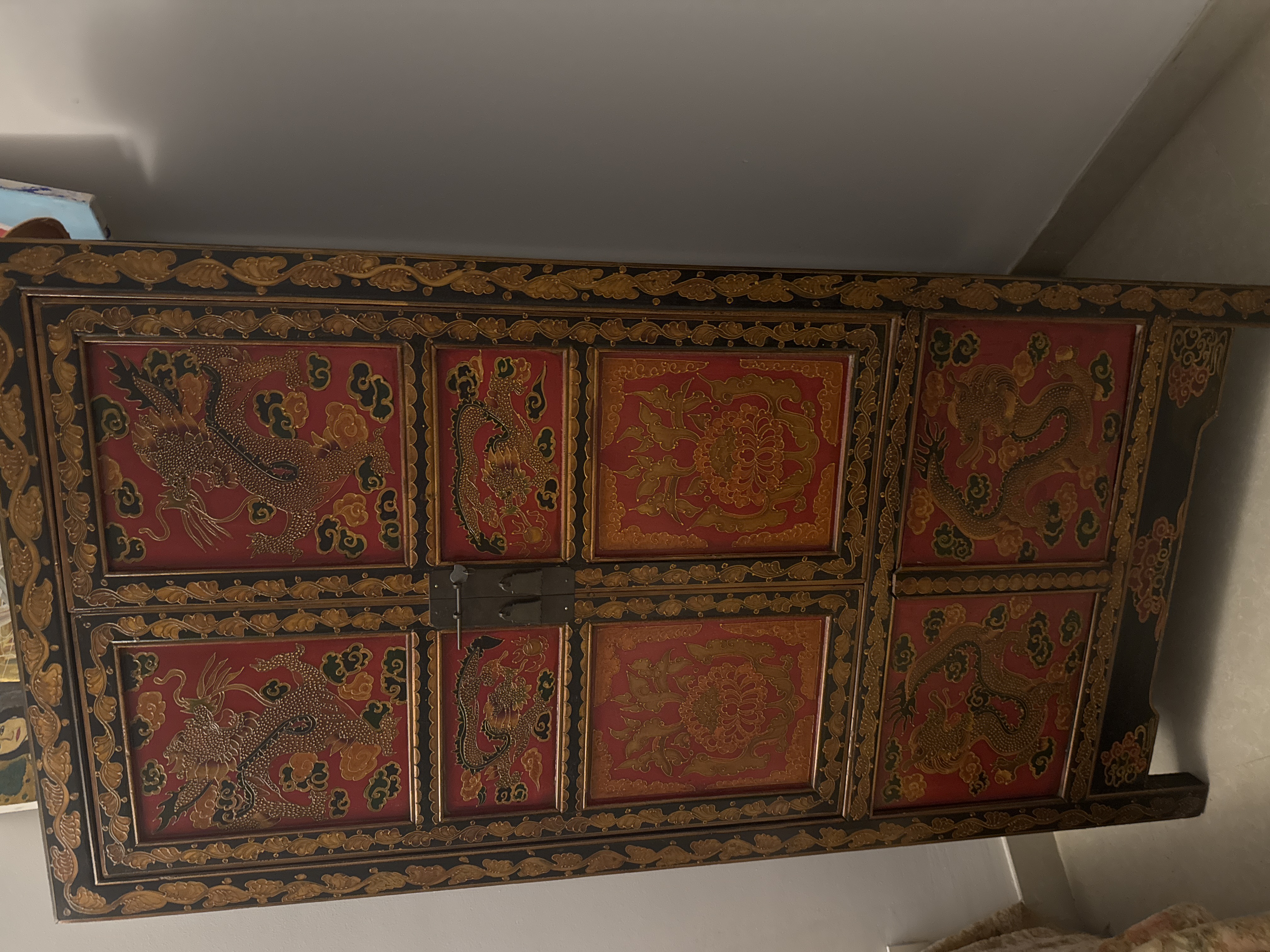 Mueble clásico madera noble importado de China con dibujos y diseños a mano lacado especial