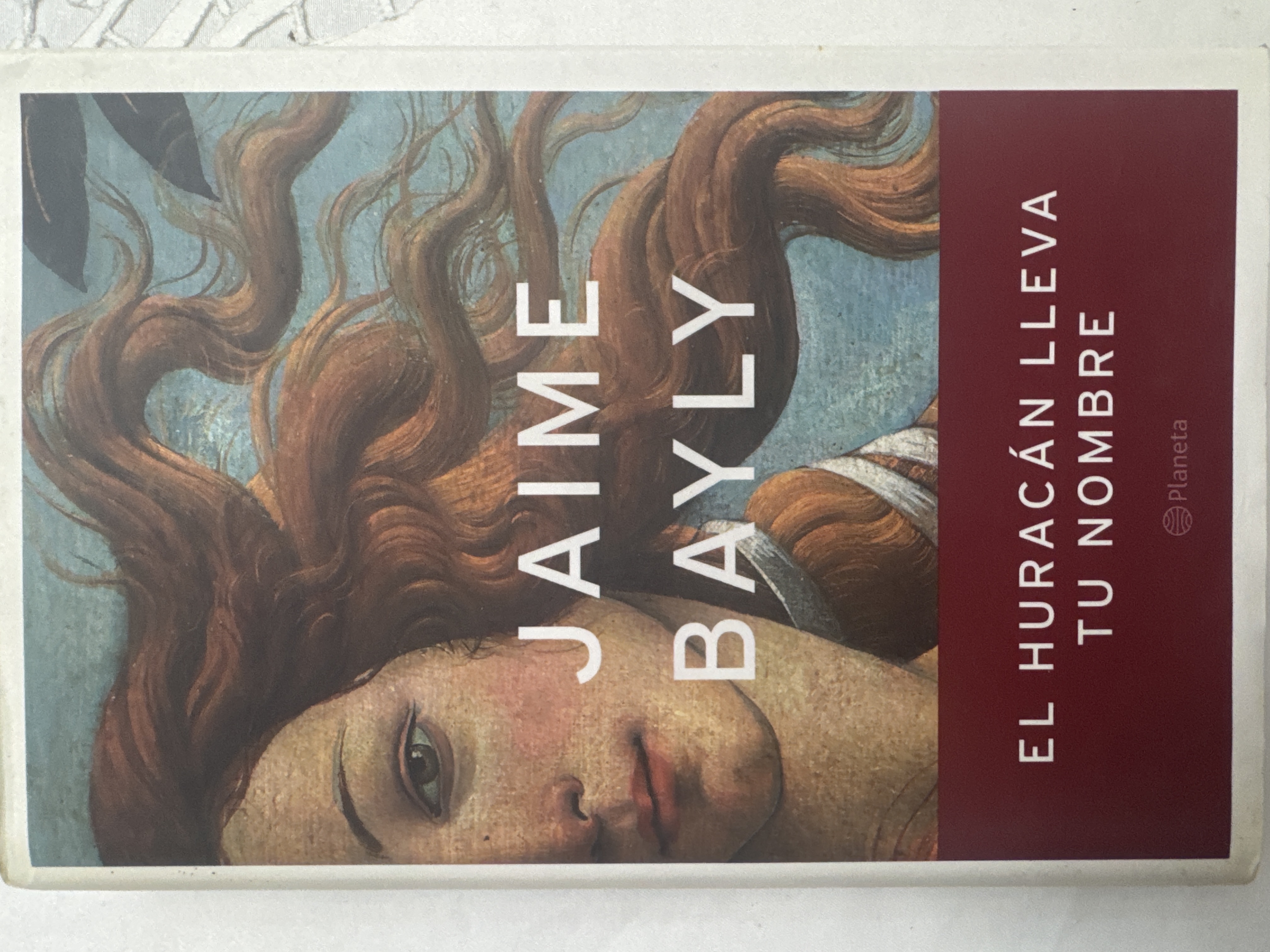 Intercambio tres libros. El primero el huracán lleva tu nombre de Jaime Bailén, el segundo especies protegidas de Ferrán Torrent y el tercero C de Andoni, Matt, To y Davis White por un libro que ando buscando que es sapiens de animales y dioses 3 × 1.