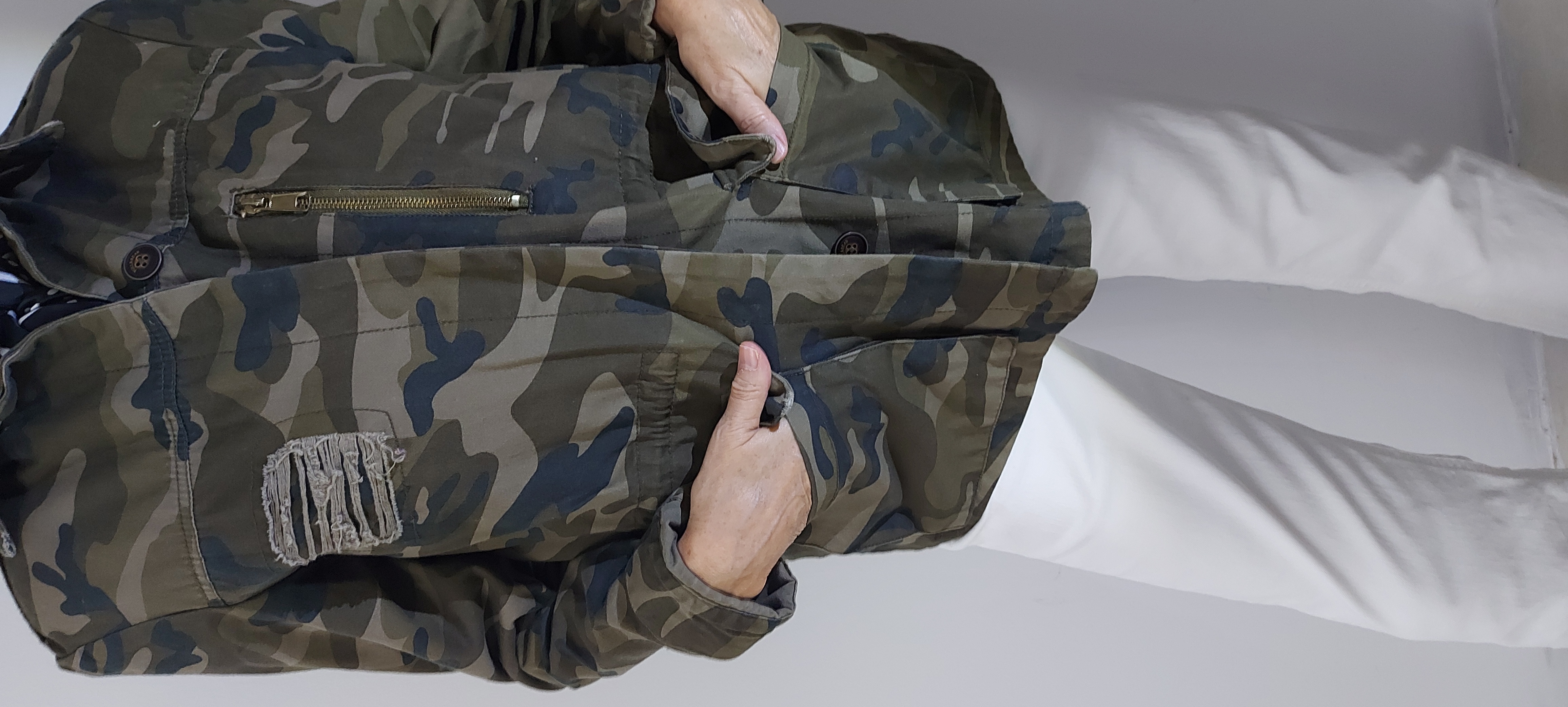Chaqueta estilo militar , muy posible,  talla M /L. . Posible ajustar la cintura desde dentro