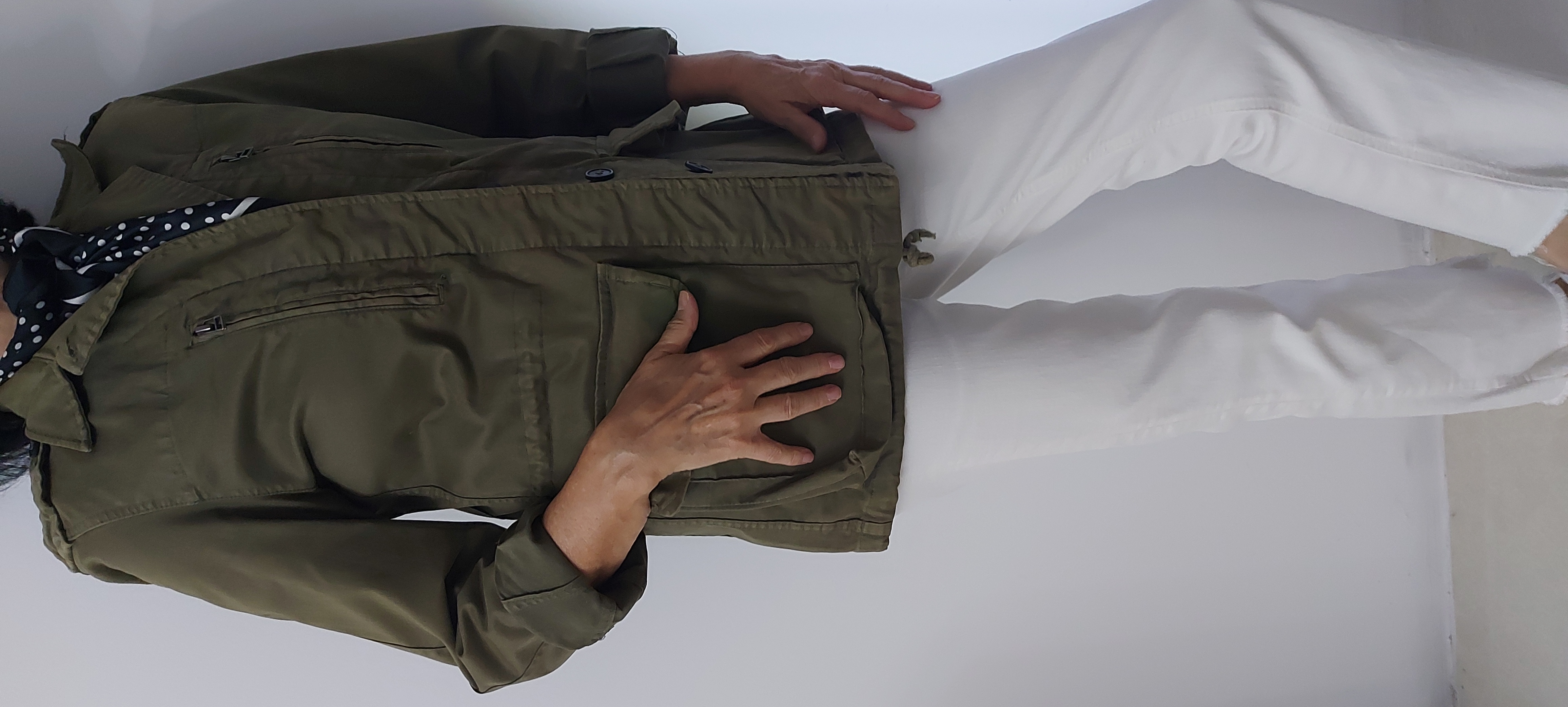 Zara basic, talla M. Estilo desenfadado, pero con algo de Chi, según como lo lleves.