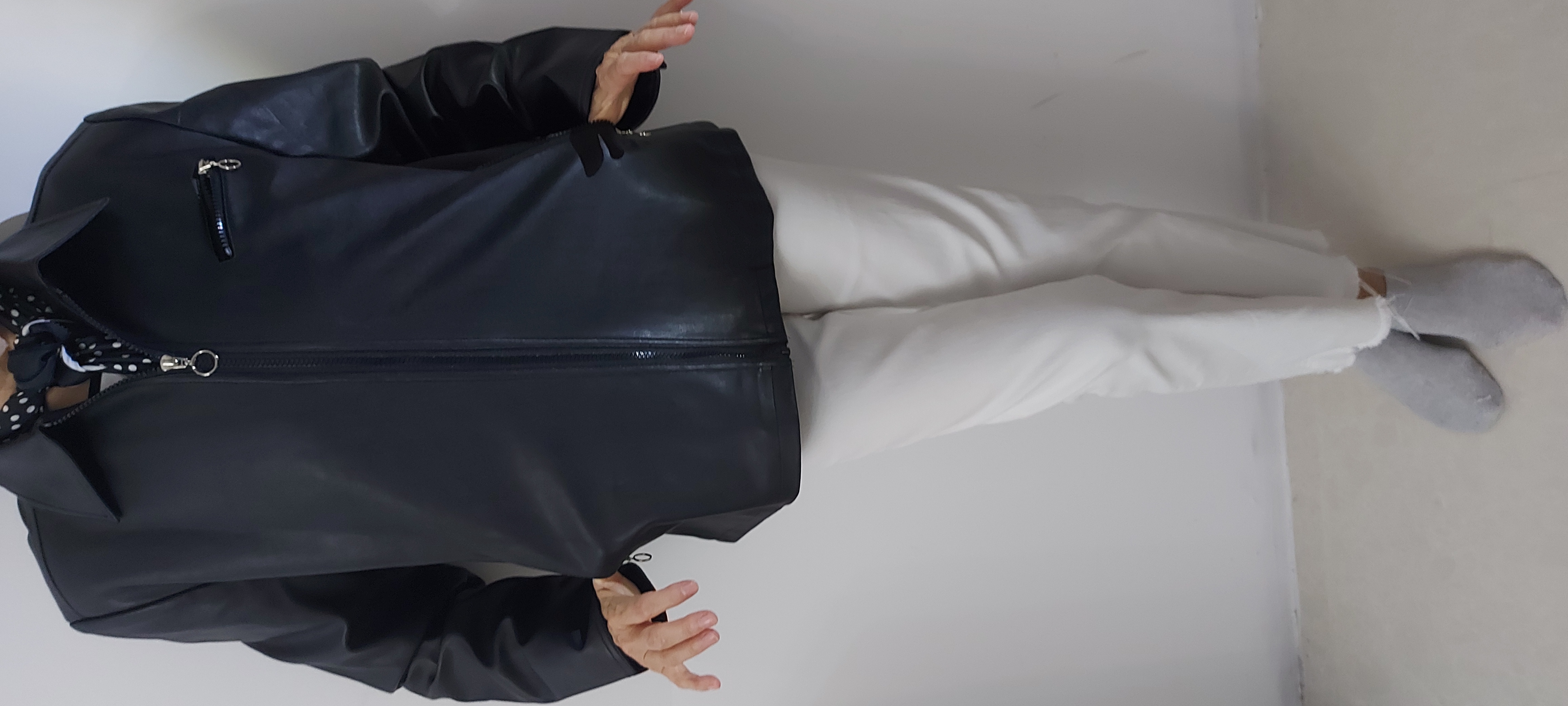 Chaqueta talla  L/XL.....muy cómoda para viajar y poner tus dineros y papeles en los bolsillos con cremallera.
