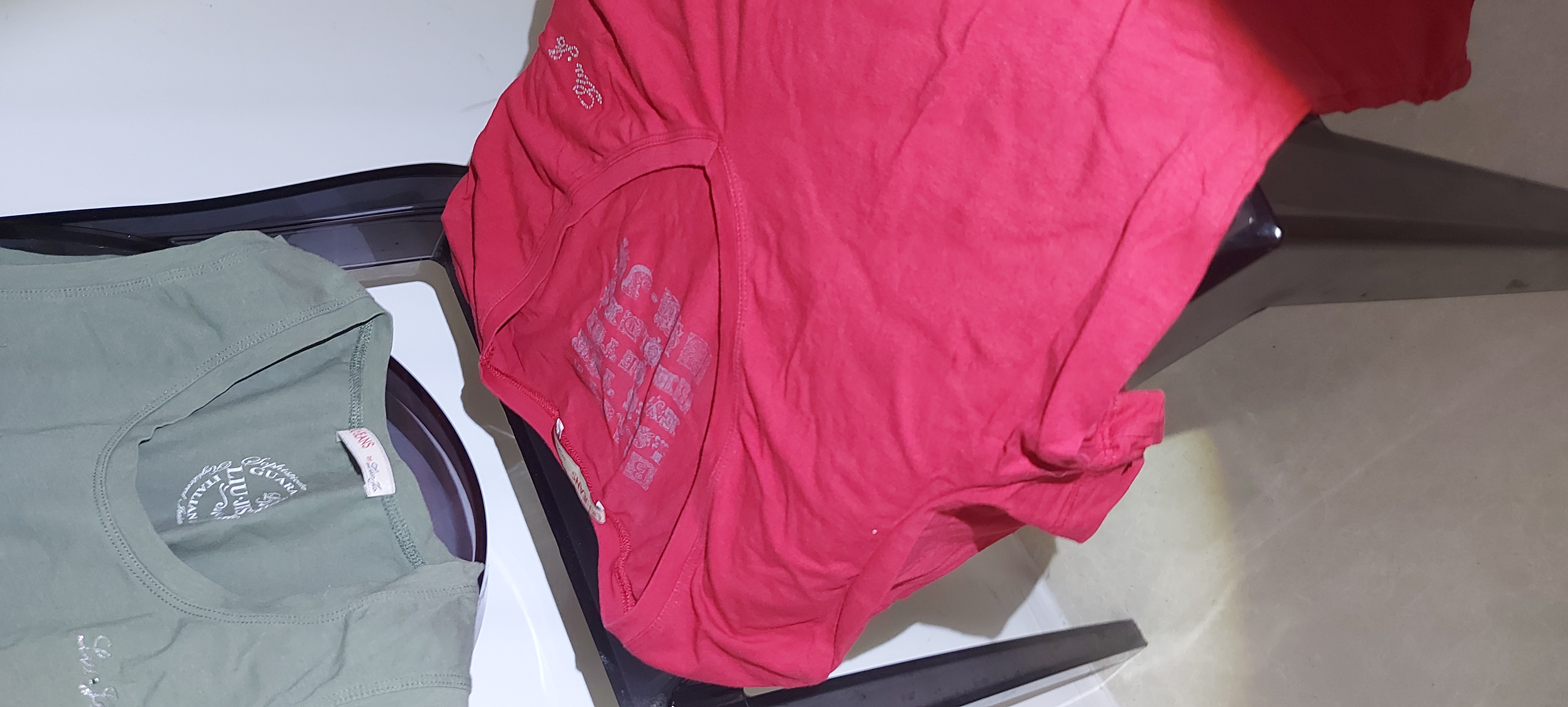 Pack de 2 camisetas de Lui Jo, muy buena calidad, como nuevas. Talla S. La caqui sin mangas y la roja manga corta