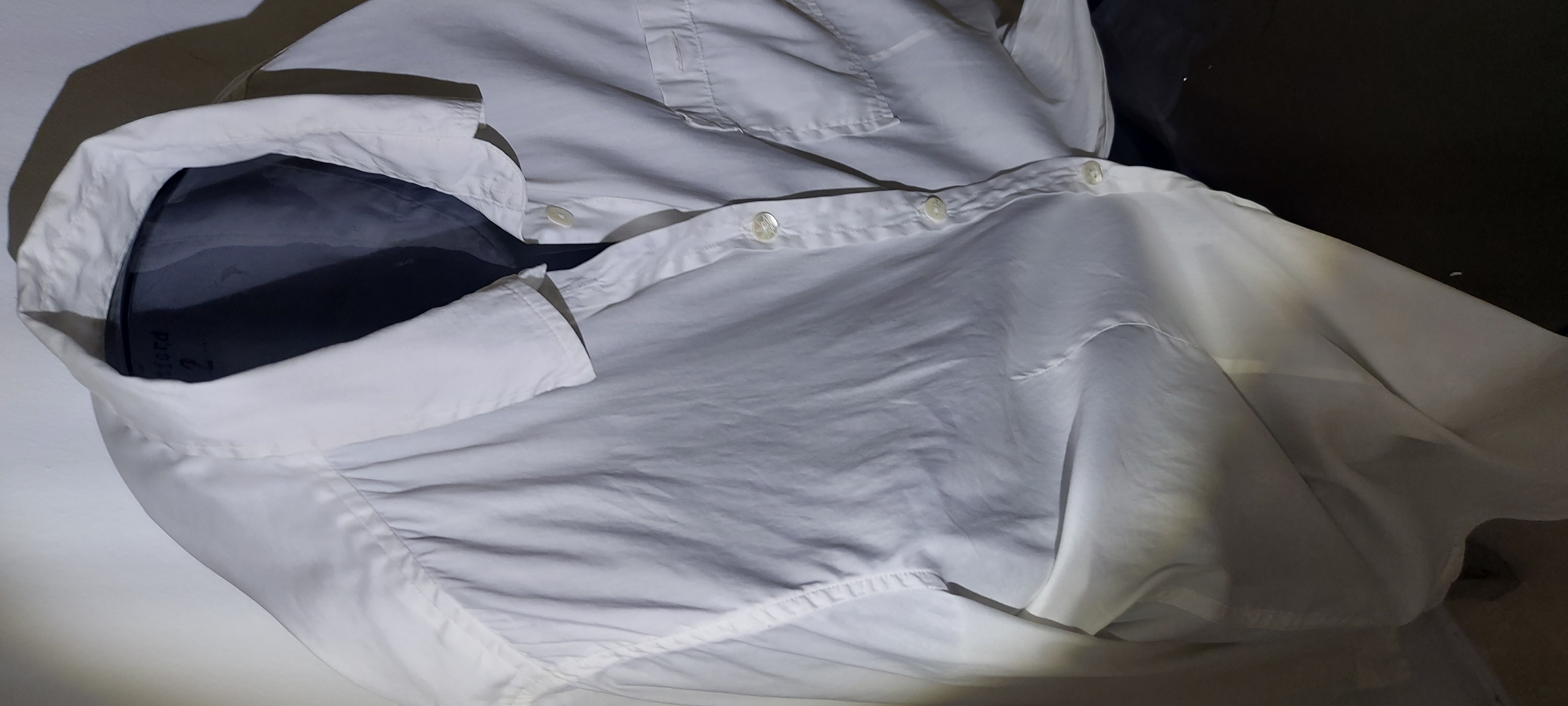Camisa blanca  de Hartford, marca francesa  muy chic, talla S/M un poco entallada. La tela es muy suave