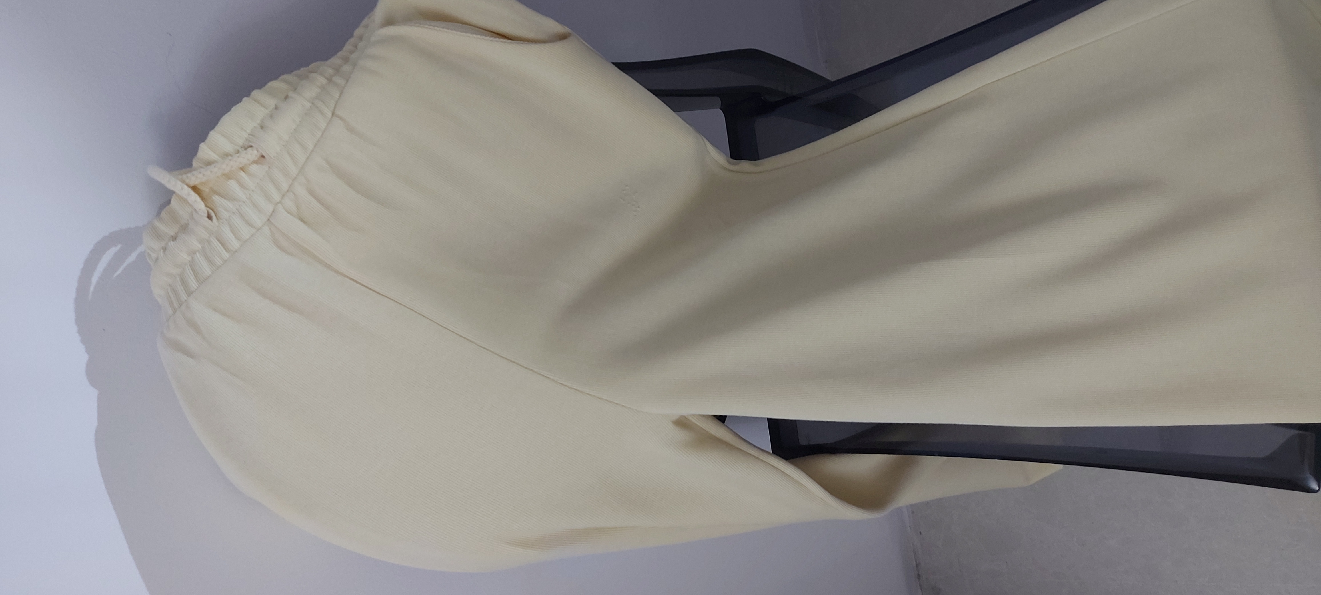Pantalón tipo chándal,  pata ancha, color vanilla, talla M/L