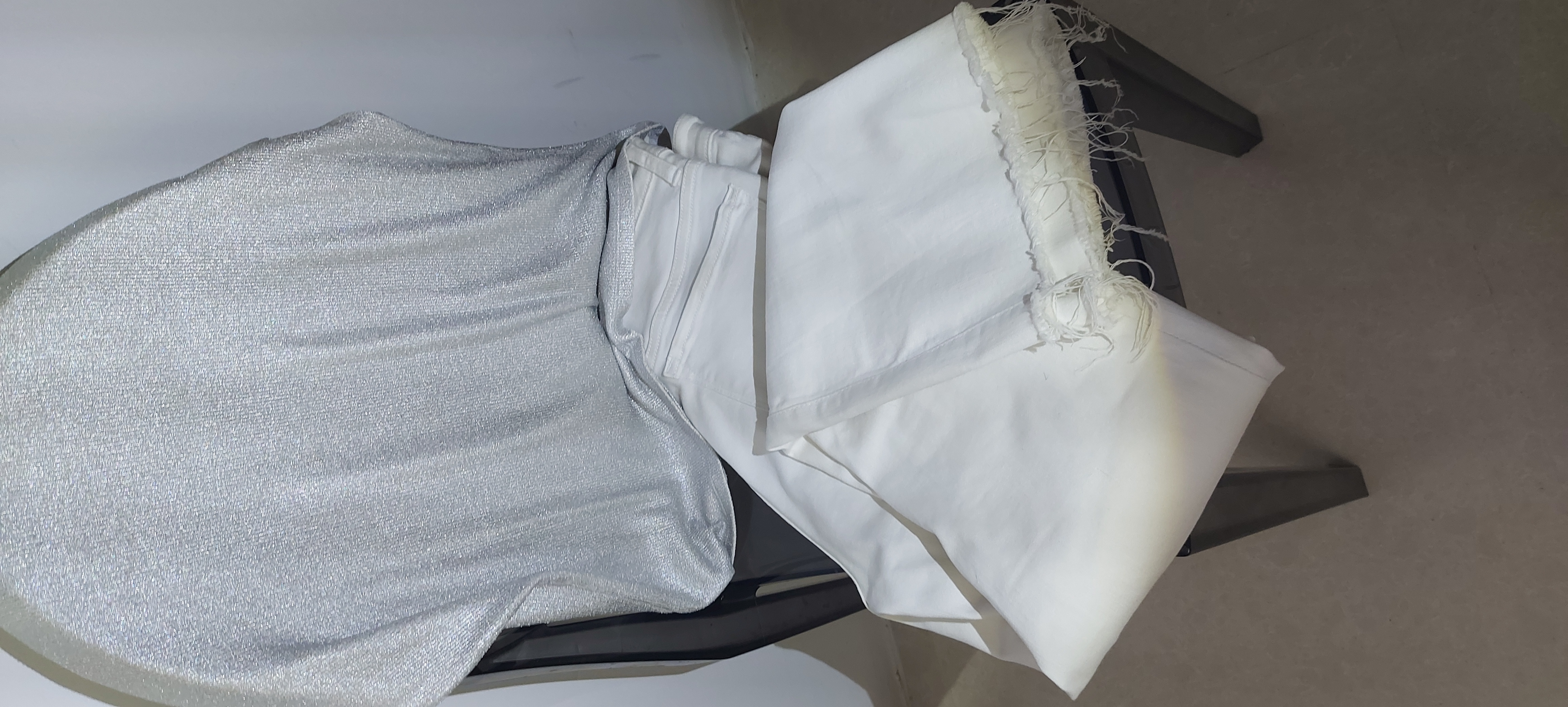 Pack de pantalón vaquero blanco talla  36/38 + camiseta plateada talla S/M ,