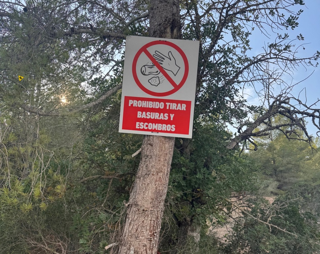 Foto de contaminación - 💫🚮Es increíble que aún hoy en día tengamos que poner señales para decir a la gente de no tirar escombros en el campo. Espero que esto algún día cambie para siempre.