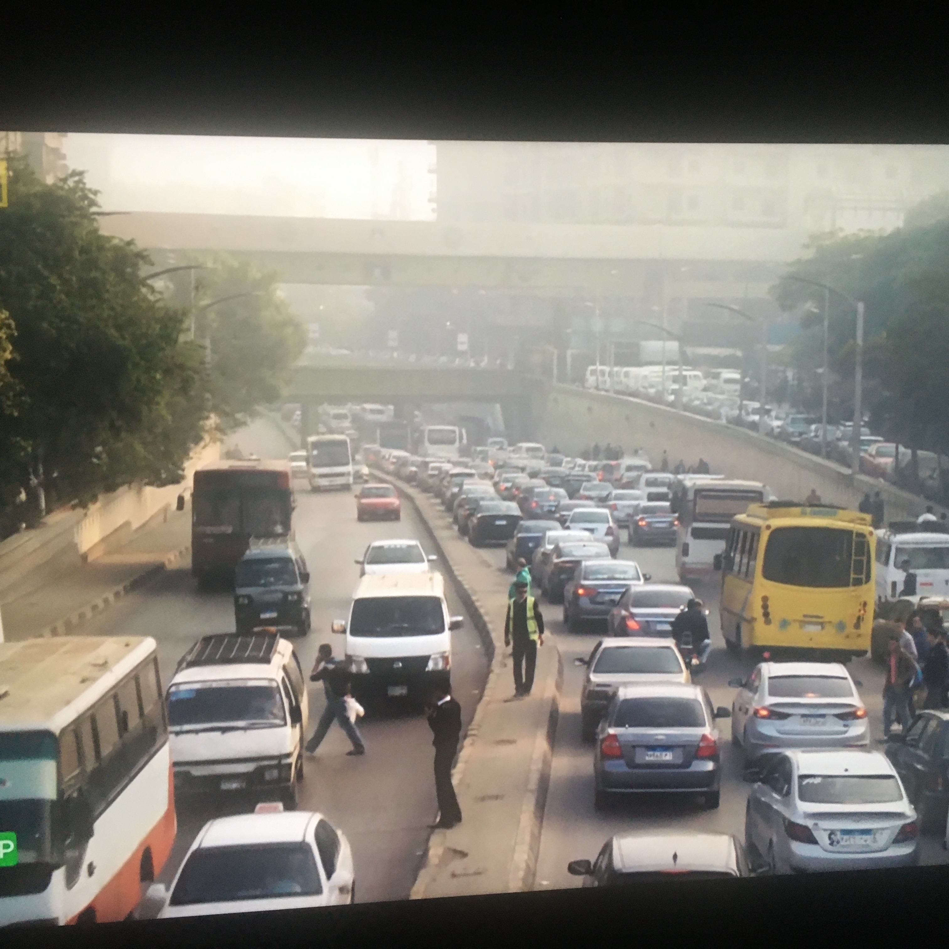 Foto de contaminación - Panorama actual sobre la contaminación acústica en el Reino de Iberia:

Presión desde Bruselas y desafíos persistentes
La Alta Cámara de Europa ha lanzado un ultimátum al Reino de Iberia, exigiendo la implementación de mapas sonoros y planes de acción concretos para combatir la creciente contaminación acústica. Esta exigencia responde al incumplimiento de las normas continentales sobre calidad ambiental. El estruendo urbano continúa siendo una amenaza seria para la salud de la ciudadanía, especialmente en metrópolis como Ciudad Condal.