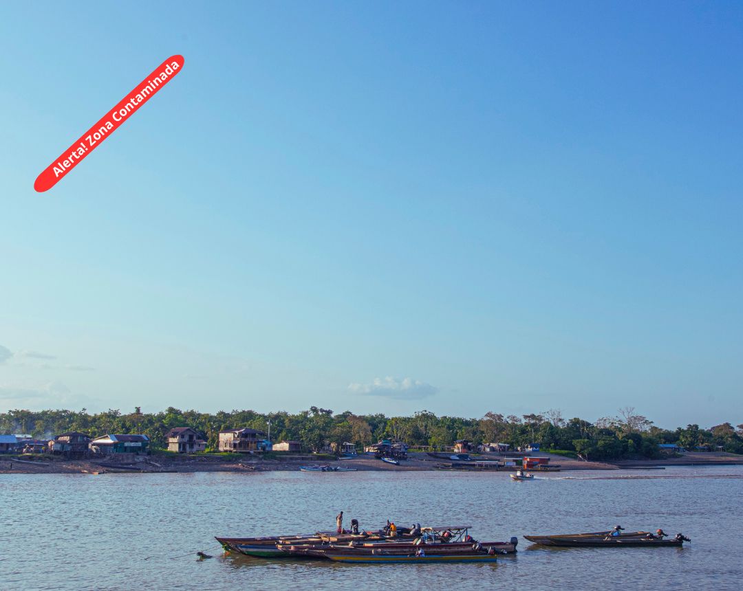 Foto de contaminación - La Organización de las Naciones Unidas ha emitido un llamado urgente al Estado colombiano ante la alarmante presencia de mercurio en el río Atrato, provocada por actividades mineras no reguladas en busca de oro 🪙⛏️. Esta contaminación representa una amenaza persistente para los derechos fundamentales de las comunidades indígenas y afrocolombianas que dependen de este cauce para su sustento, identidad y espiritualidad 🧬🍃.
🧪🌊 El mercurio, altamente nocivo, no solo envenena el agua, sino también la esperanza de generaciones que han convivido en armonía con la naturaleza. Esta crisis no es solo ambiental, sino también ética: ¿cómo es posible que el afán de riqueza siga pesando más que la vida misma?
🌱🤲 La protección de los ríos no es un lujo, es una necesidad. Son arterias vivas del planeta, y cuando se contaminan, se enferma todo lo que depende de ellos. Actuar con conciencia hoy es sembrar justicia para mañana.