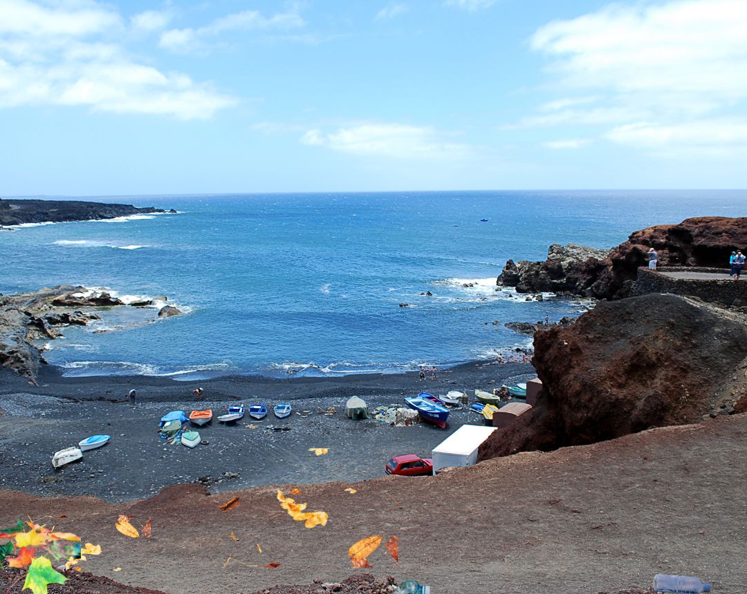 Foto de contaminación - Dos de las zonas costeras más visitadas de la isla —El Reducto y Playa Flamingo— han sido cerradas temporalmente 🚫 debido a la presencia de contaminación en el agua 💧.
Se han detectado restos similares a aguas residuales 🧪 y altos niveles de bacterias 🦠, lo que supone un peligro para la salud de los bañistas y la seguridad pública ⚠️.
🌊 Las autoridades recomiendan evitar el baño y mantenerse informados hasta nuevo aviso 📢.