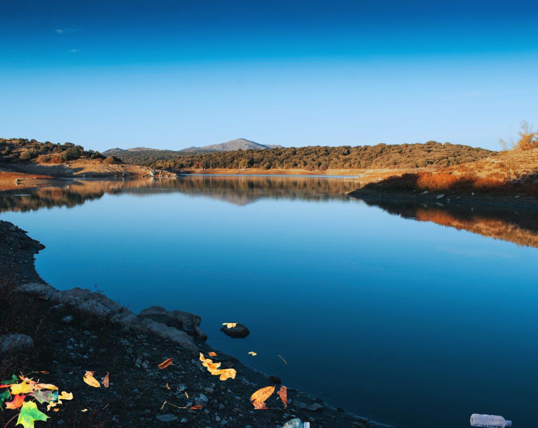 Foto de contaminación - 🚫 Las autoridades madrileñas han aplicado una penalización económica de 45.000 euros a una instalación agrícola por depositar desechos orgánicos en las inmediaciones del embalse de Pedrezuela, fuente clave de suministro de agua potable para la ciudad. Esta práctica ha generado preocupación por la posible infiltración de compuestos nitrogenados en el ecosistema acuático, lo cual podría alterar su equilibrio natural. Organizaciones ambientalistas han elevado la voz, señalando el caso como ejemplo de negligencia en la protección de recursos hídricos.