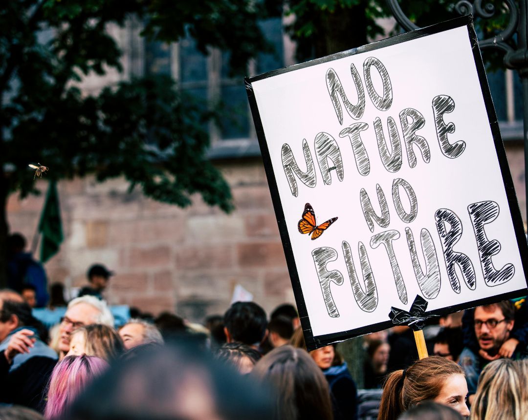Foto de contaminación - Un estudio reciente destaca que la polución sonora sigue representando un riesgo ambiental significativo para la salud en urbes como Barcelona, Atenas y Cracovia 🏙️. Aunque se han observado mejoras en la pureza del aire 🌬️, los niveles de ruido urbano permanecen elevados, impactando negativamente el equilibrio físico y emocional de millones de ciudadanos 🧠💔.

💭 Reflexión
El sonido excesivo no solo molesta, también desgasta. Vivir rodeados de ruido constante puede alterar el sueño 😴, aumentar el estrés 😣 y reducir nuestra calidad de vida. En un mundo que no deja de moverse, quizás el verdadero lujo sea el silencio 🤫.
¿Y si empezamos a valorar el descanso como parte del bienestar colectivo? 🌿🧘‍♂️