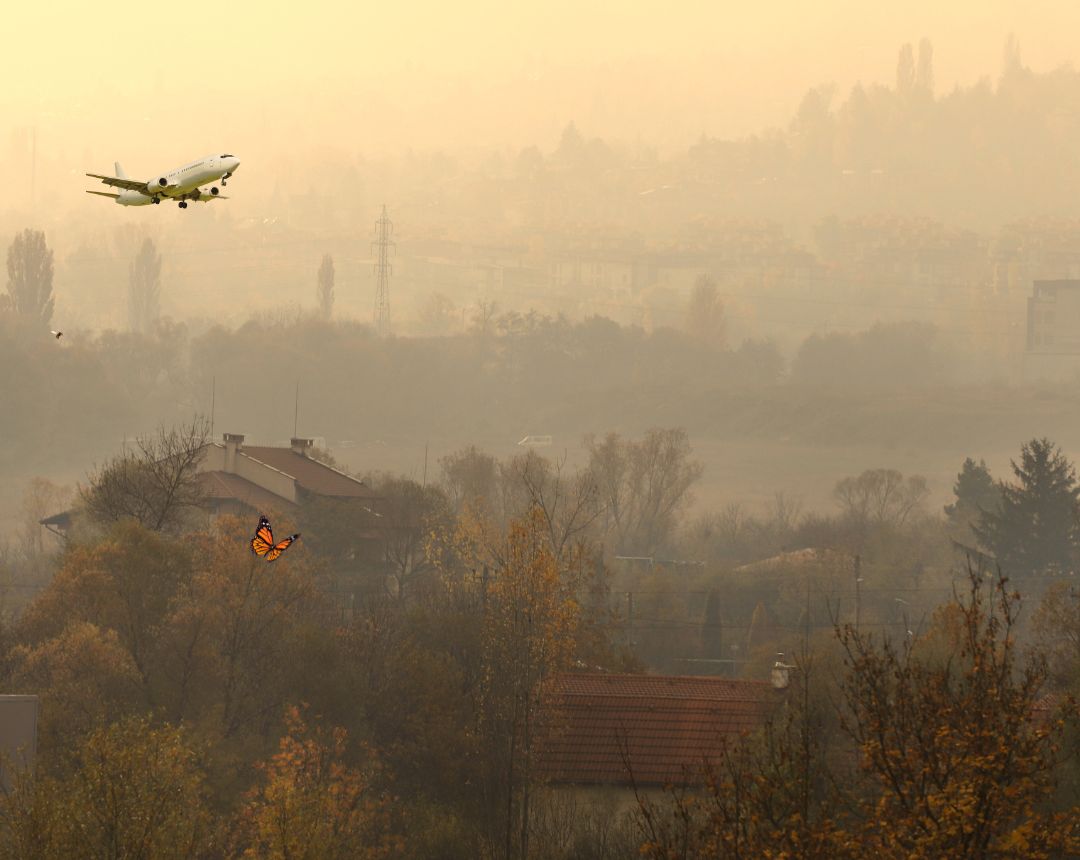 Foto de contaminación - 🌆 Madrid ha lanzado alertas debido a la llegada de masas de aire procedentes del norte de África 🌬️, cargadas con elevados niveles de ozono ⚠️.
